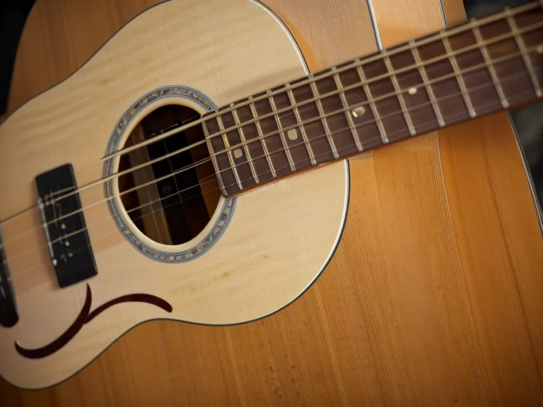 Principiante adulto practicando guitarra acústica de noche para tocar alabanzas lentas en la iglesia