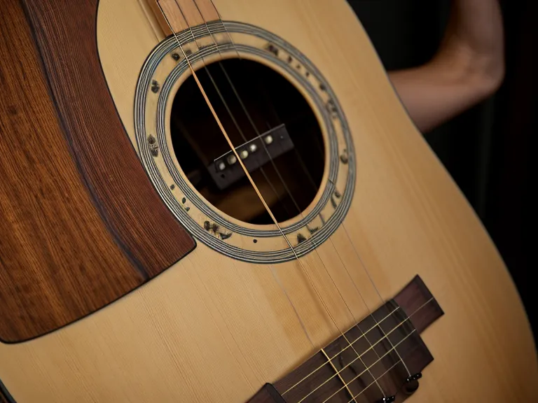 Detalle de los dedos realizando un rasgueo de abanico en las cuerdas de la guitarra, rasgueo básico para principiantes adultos