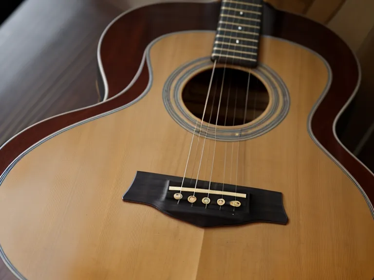 Soporte de piso tipo trípode para guitarra acústica en un rincón pequeño de práctica en casa