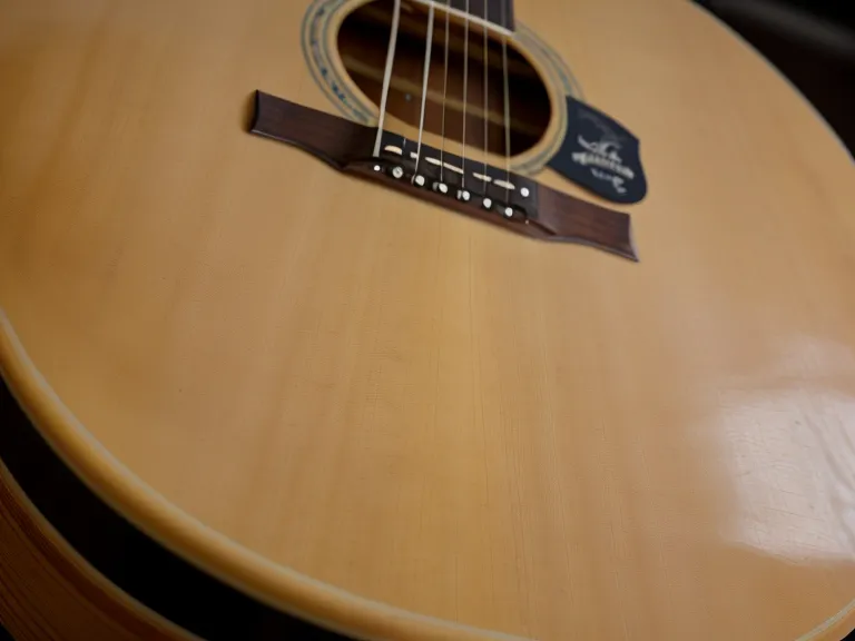 Espacio de práctica de guitarra en casa por la noche, cuadernos de acordes y soporte listo para principiantes en espacios pequeños
