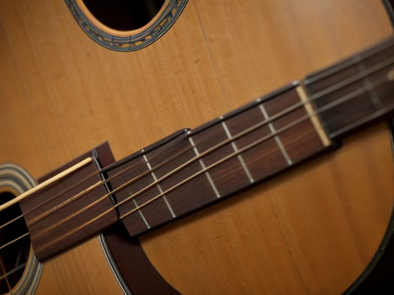 Posición correcta del pulgar detrás del mástil de la guitarra acústica para evitar el cansancio y cuidar la salud del guitarrista