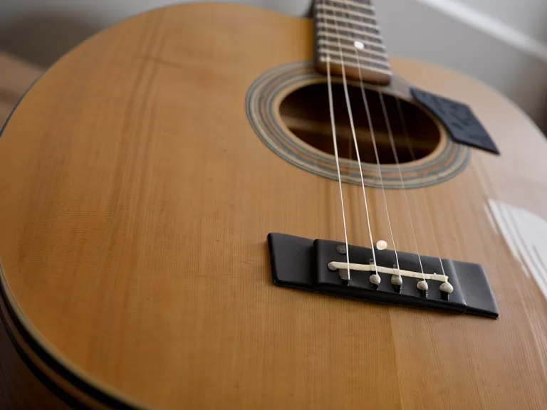 Guitarra acústica de un principiante adulto lista para tocar música cristiana de alabanza