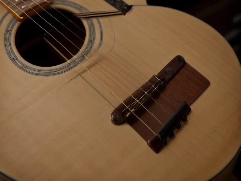 Guitarra acústica y acordes abiertos: cómo lograr que suene limpia siendo principiante