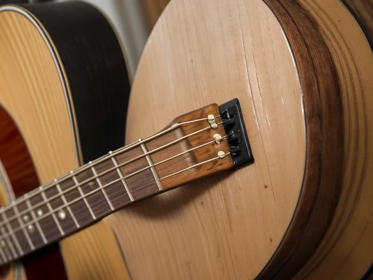 Tablatura de guitarra para principiantes con las seis líneas de las cuerdas y números de traste