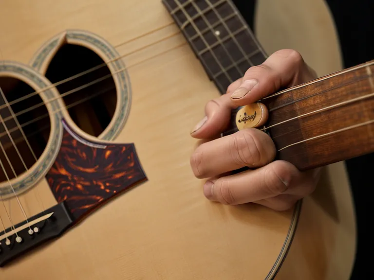Marcas de las cuerdas de guitarra en las yemas de los dedos tras practicar acordes de guitarra acústica