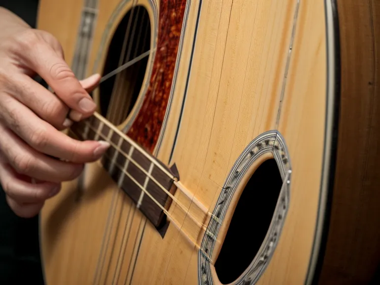 Puntas de los dedos de un principiante adulto con marcas de cuerdas de guitarra bajo luz cálida