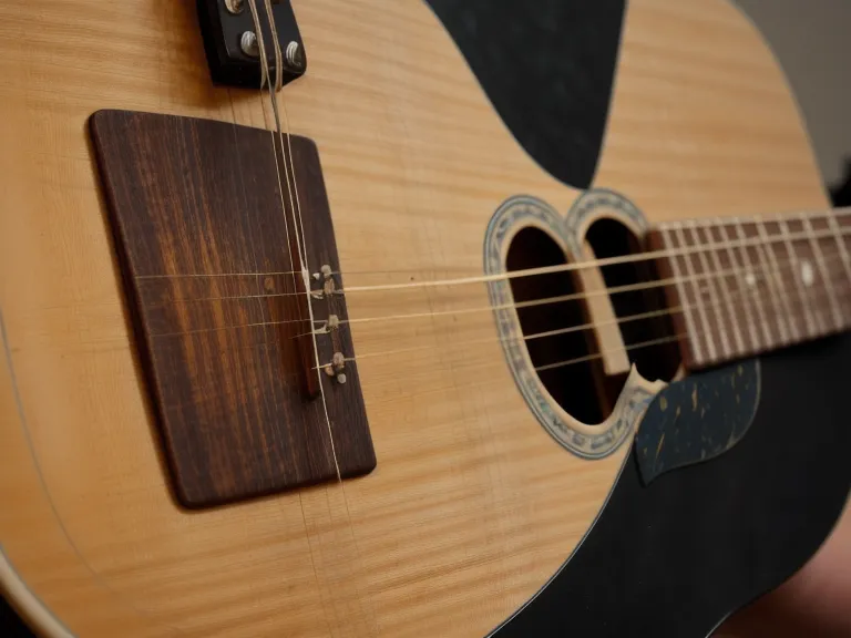 Partitura con anotaciones de ritmo y tiempo para practicar guitarra acústica con metrónomo