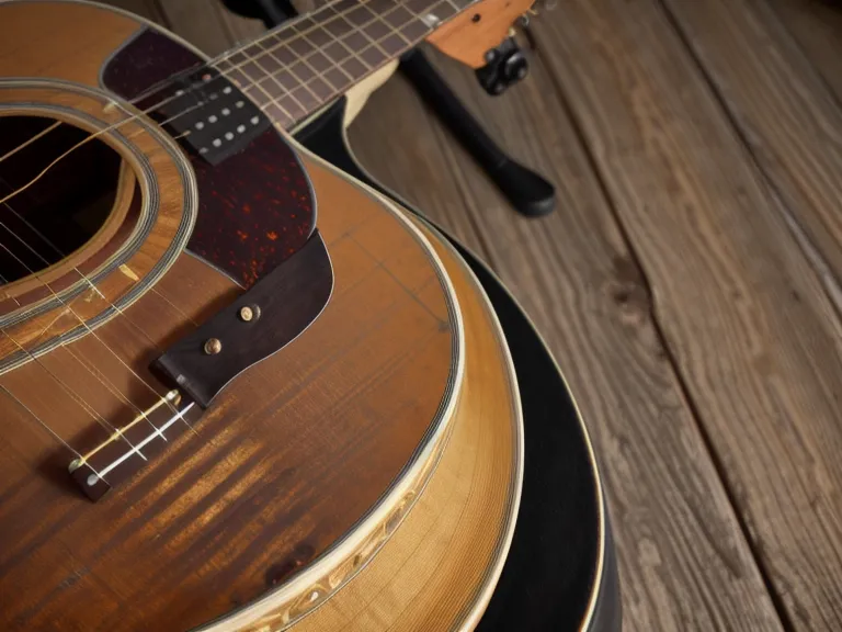Errores de rasgueo en guitarra acústica que rompen el ritmo en alabanzas de iglesia