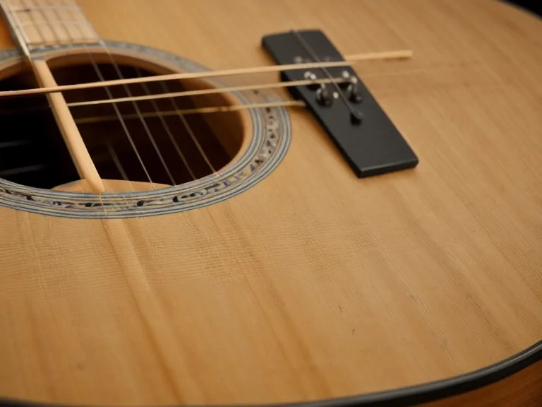 Tensión en el hombro al rasguear guitarra acústica, un error común de ritmo en principiantes