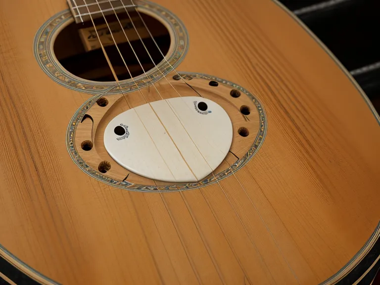 Púa perdida dentro de la caja de una guitarra acústica, un tropiezo típico de ritmo en alabanzas