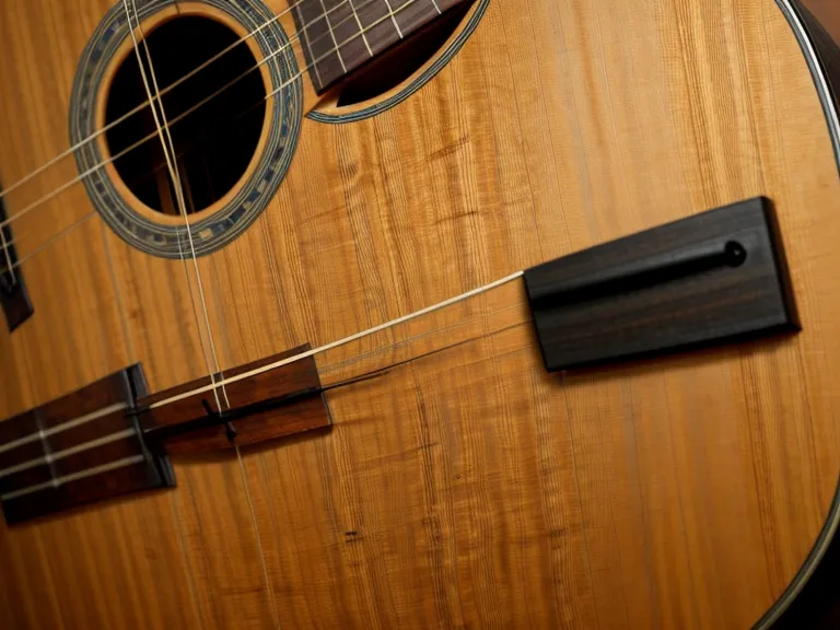 Hombre de más de 40 años aprendiendo guitarra acústica en casa para tocar música cristiana