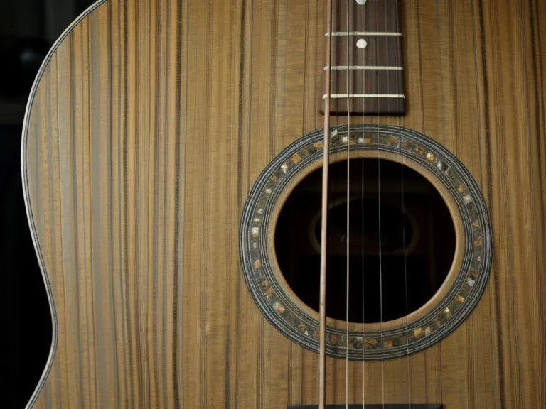 Comparación de grosor entre una púa delgada y una púa media para guitarra acústica