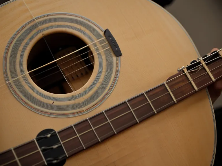 Yemas de los dedos de un principiante de guitarra acústica después de practicar acordes con demasiada fuerza