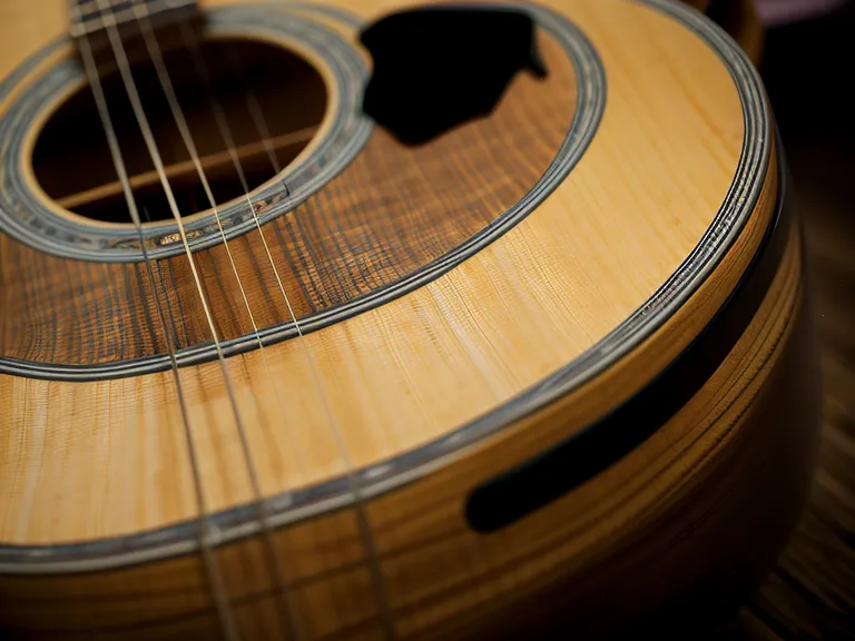 Manos de trabajador presionando las cuerdas de una guitarra acústica, práctica de un principiante adulto