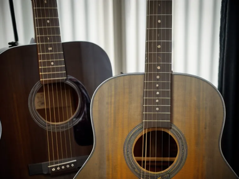 Mástil de guitarra acústica mostrando la altura de las cuerdas sobre los trastes, clave para acordes de principiantes sin trasteo