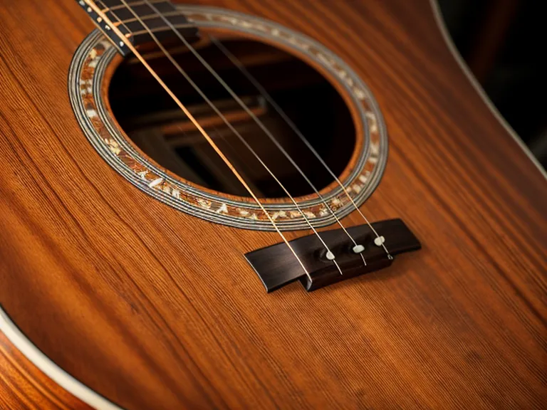 Mástil de guitarra acústica en primer plano con el interior de una iglesia desenfocado al fondo