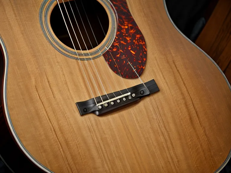 Yemas de los dedos con marcas rojas por las cuerdas, el dolor típico de la primera semana de un principiante adulto en guitarra acústica.