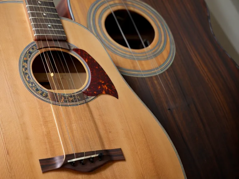 Clavijero de una guitarra acústica barata afinada para tocar música cristiana en casa